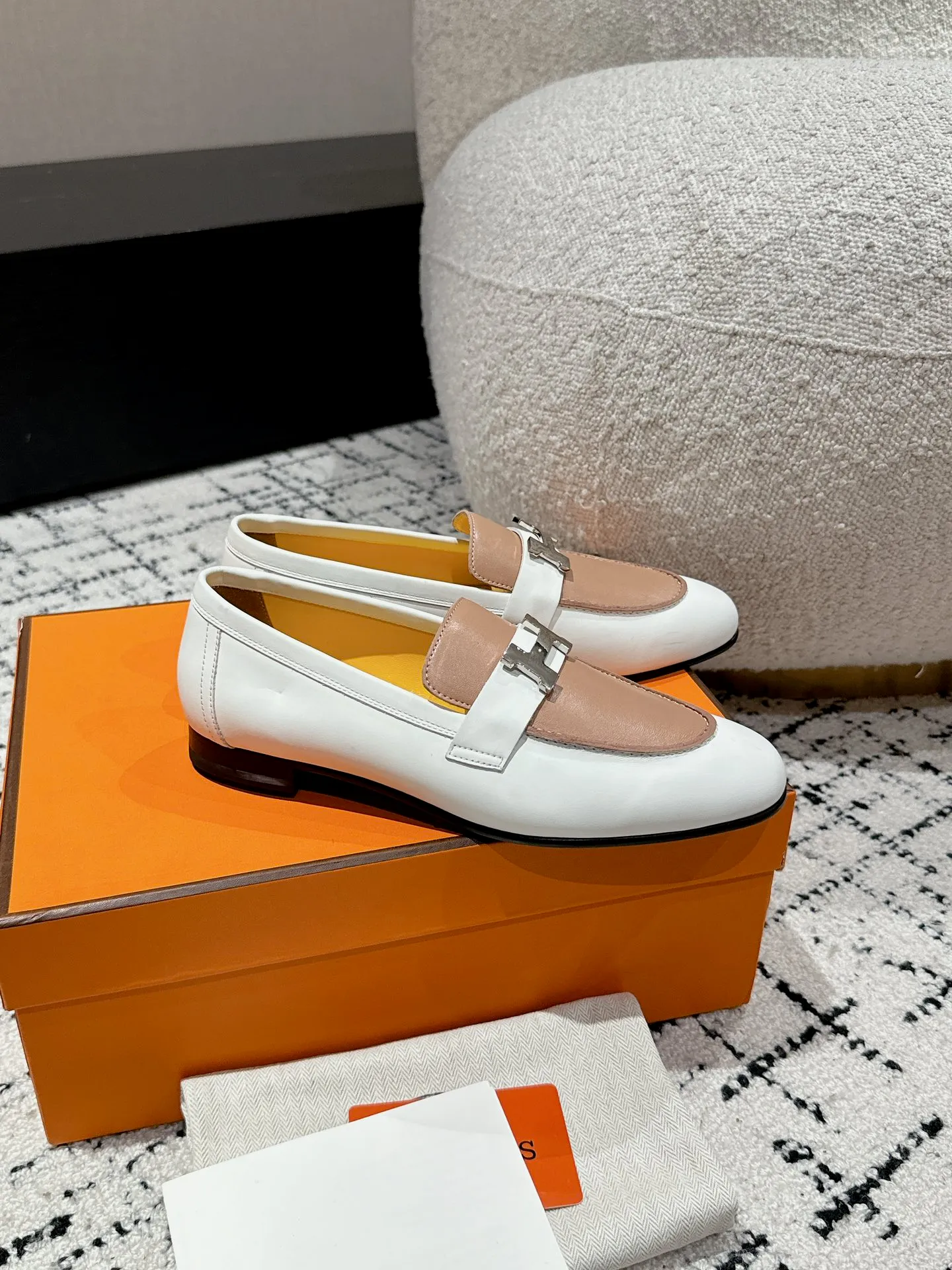 👟👟Ex-factory price 720👟👟 (top version) Hermes/25ss classic model is undoubtedly the leader in luxury goods. Every single product is very popular‼ ️Although the styles are few, they are more refined and more classic. They never go out of style. They are a brand that maintains and appreciates value. It is rare to have such a reputation in consumer goods sincerely! This pair of shoes is a classic style of this brand. It is decorated with metal buckles exclusive to Hermès. It is a classic that has become more and more beautiful over the course of history. We will bring out some goods from the channel in small quantities! The leather feels very, very soft and feels like baby skin! Feel the luxury! Supplies are huge! ✔️Material: imported sheepskin upper ✔️Inner lining/foot pads: imported sheepskin ✔️Outsole: genuine leather ➕tpu bottom ⚠️ ✔️Size: 35/36/37/38/39 (40/41/42 can be ordered)